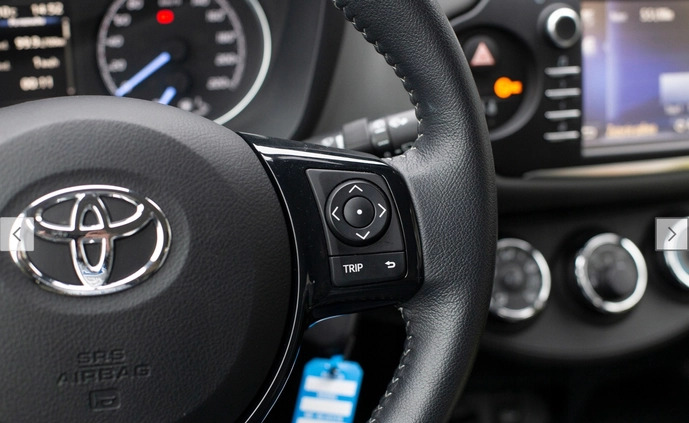 Toyota Yaris cena 48900 przebieg: 31000, rok produkcji 2019 z Józefów małe 121
